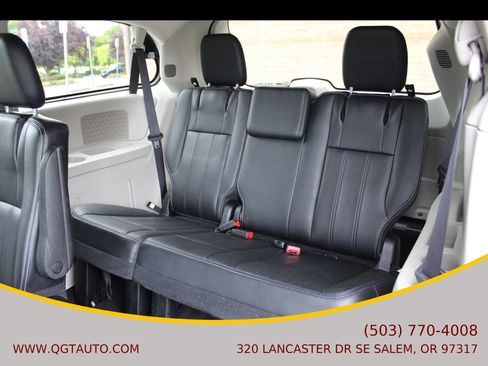 Used 2016 Chrysler Town & Country Touring image 15