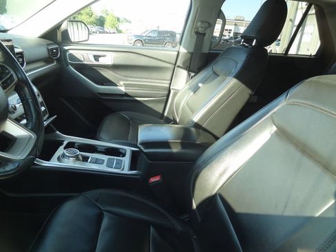 Certified 2022 Ford Explorer XLT w/ Equipment Group 202A RWD image 8