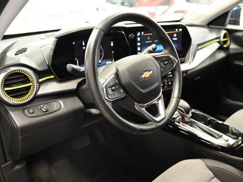 Used 2024 Chevrolet Trax LT w/ Sunroof Package image 22