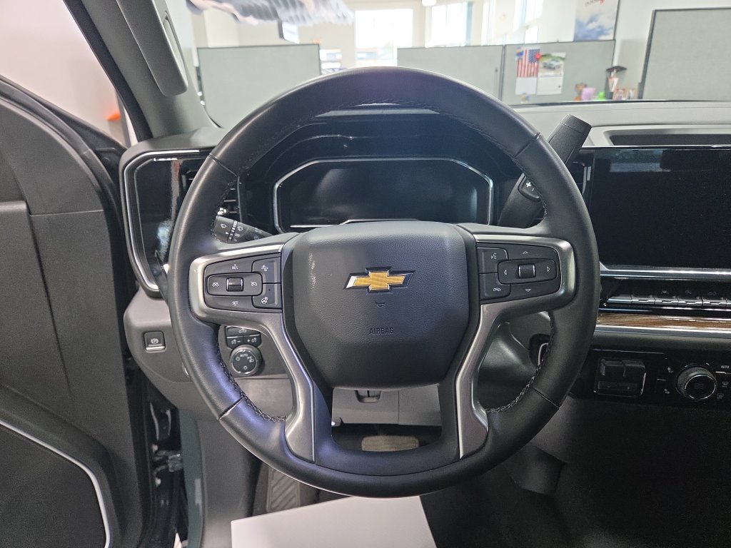Used 2025 Chevrolet Silverado 1500 LT AWD/4WD image 29