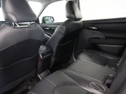 Used 2021 Toyota Highlander XLE AWD/4WD image 36