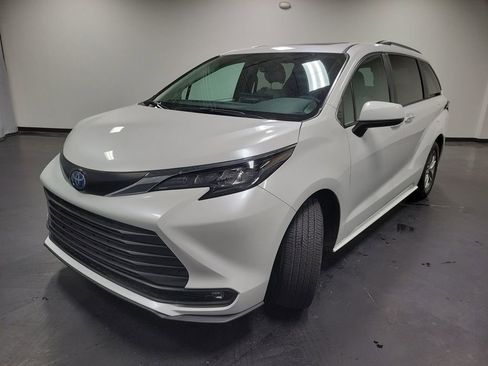 Used 2025 Toyota Sienna XLE AWD/4WD image 4