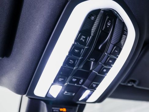 Certified 2025 Porsche Macan AWD/4WD image 21
