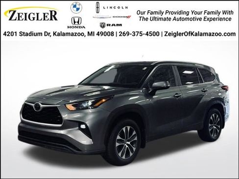 Used 2025 Toyota Highlander XLE image 1