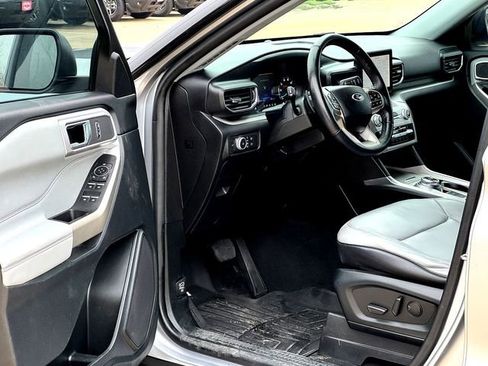 Used 2021 Ford Explorer XLT w/ Equipment Group 202A image 8