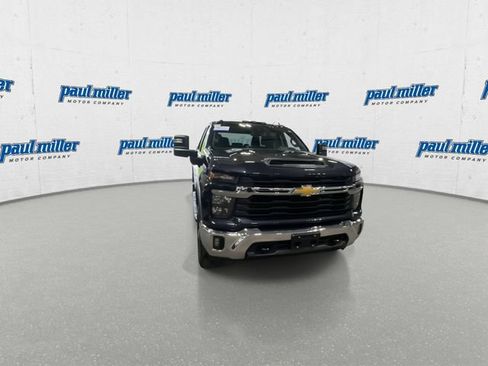 Used 2024 Chevrolet Silverado 2500 LT AWD/4WD image 3