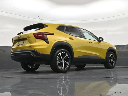 Used 2024 Chevrolet Trax RS w/ Sunroof Package FWD image 27