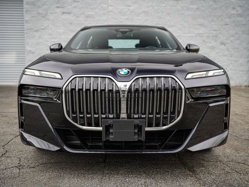 Used 2024 BMW 740i image 5