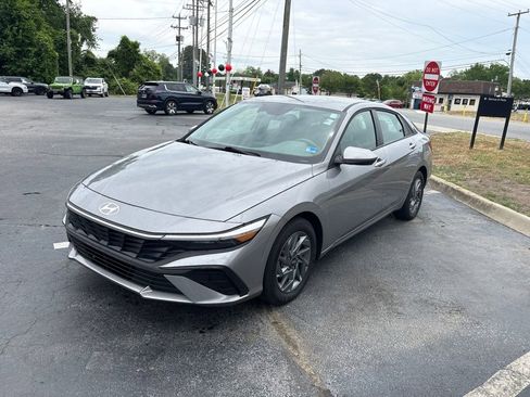 Used 2025 Hyundai Elantra Hybrid FWD image 6