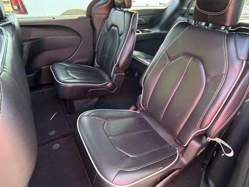 Used 2025 Chrysler Pacifica Limited FWD image 23