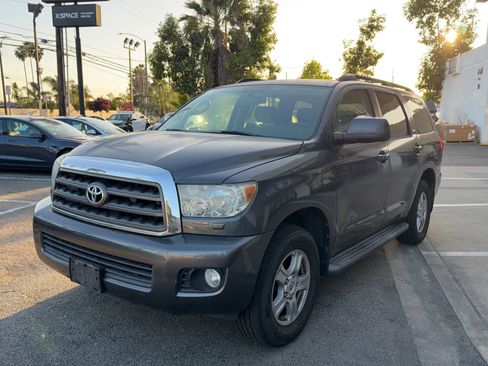 Used 2012 Toyota Sequoia SR5 RWD image 3