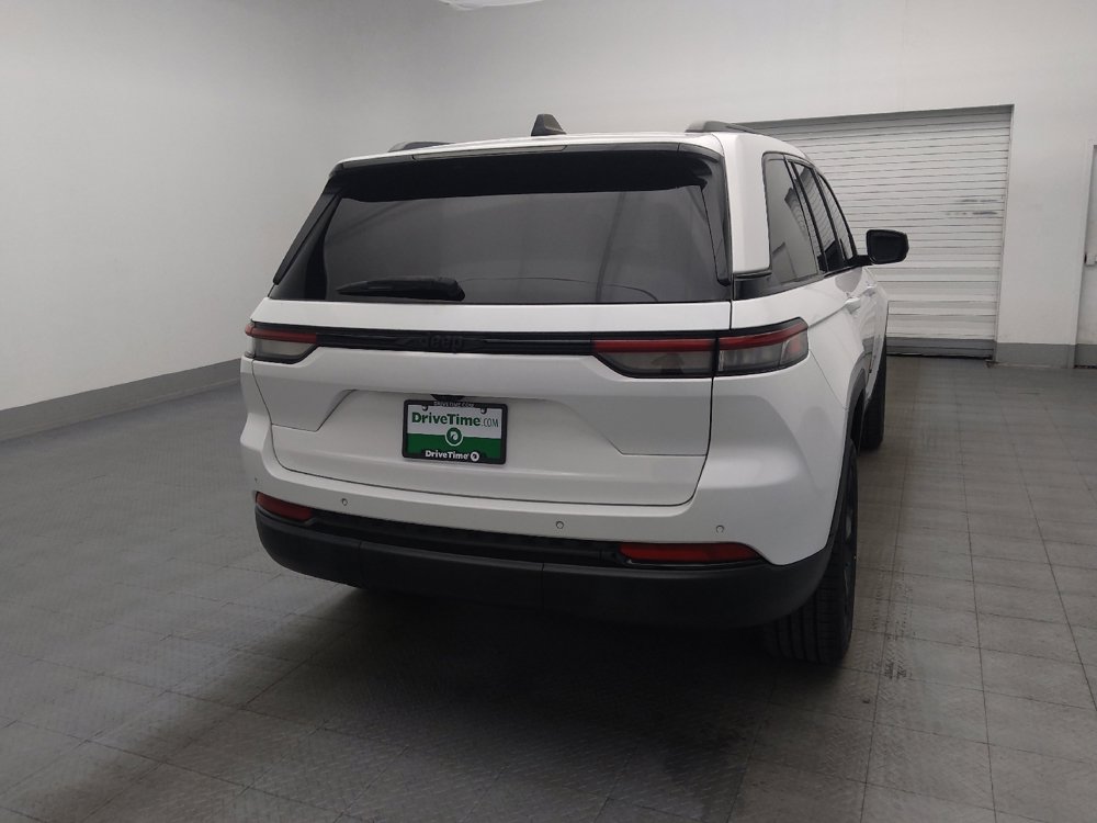 Used 2023 Jeep Grand Cherokee Altitude RWD image 7