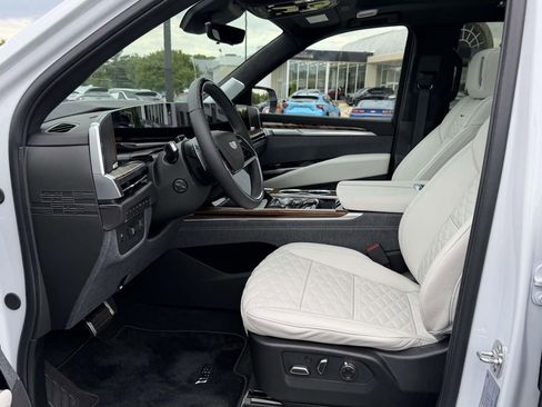 Certified 2026 Cadillac Escalade Platinum Luxury w/ LPO, Radiant Package AWD/4WD image 18