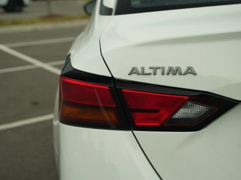 Used 2025 Nissan Altima 2.5 SV FWD image 41