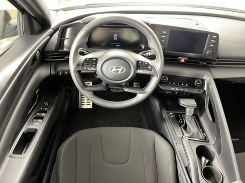 Used 2025 Hyundai Elantra Sport image 12