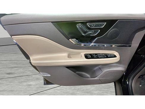 Used 2024 Lincoln Corsair AWD w/ Towing Package image 10