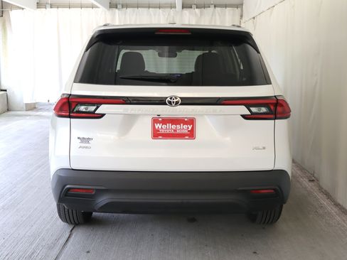 Used 2024 Toyota Grand Highlander AWD image 26