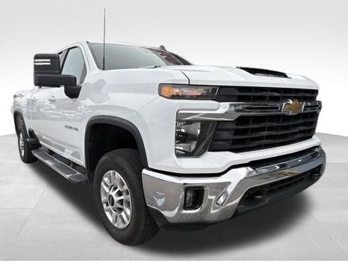 Used 2025 Chevrolet Silverado 2500 LT w/ Convenience Package image 3