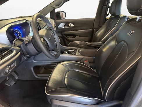 Used 2025 Chrysler Pacifica Limited FWD image 11