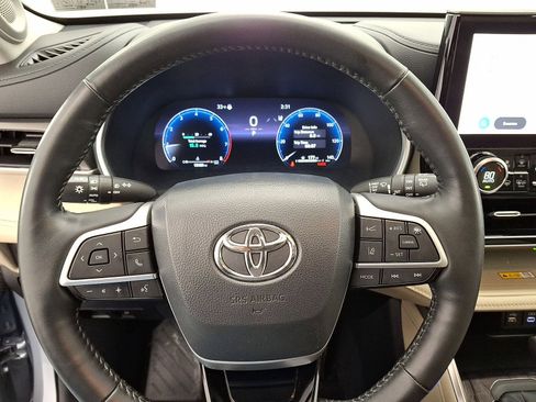 Used 2024 Toyota Highlander Limited image 16
