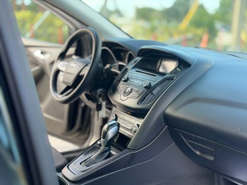 Used 2016 Ford Focus SE w/ SE Power Seat Package FWD image 13