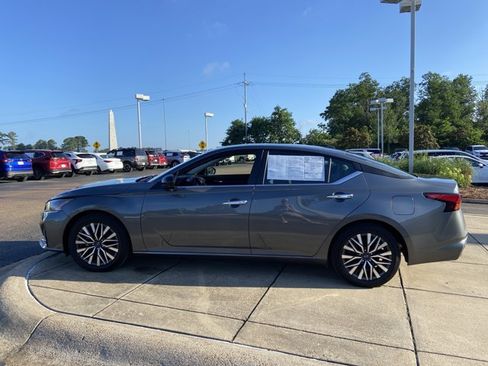 Used 2025 Nissan Altima 2.5 SV FWD image 7