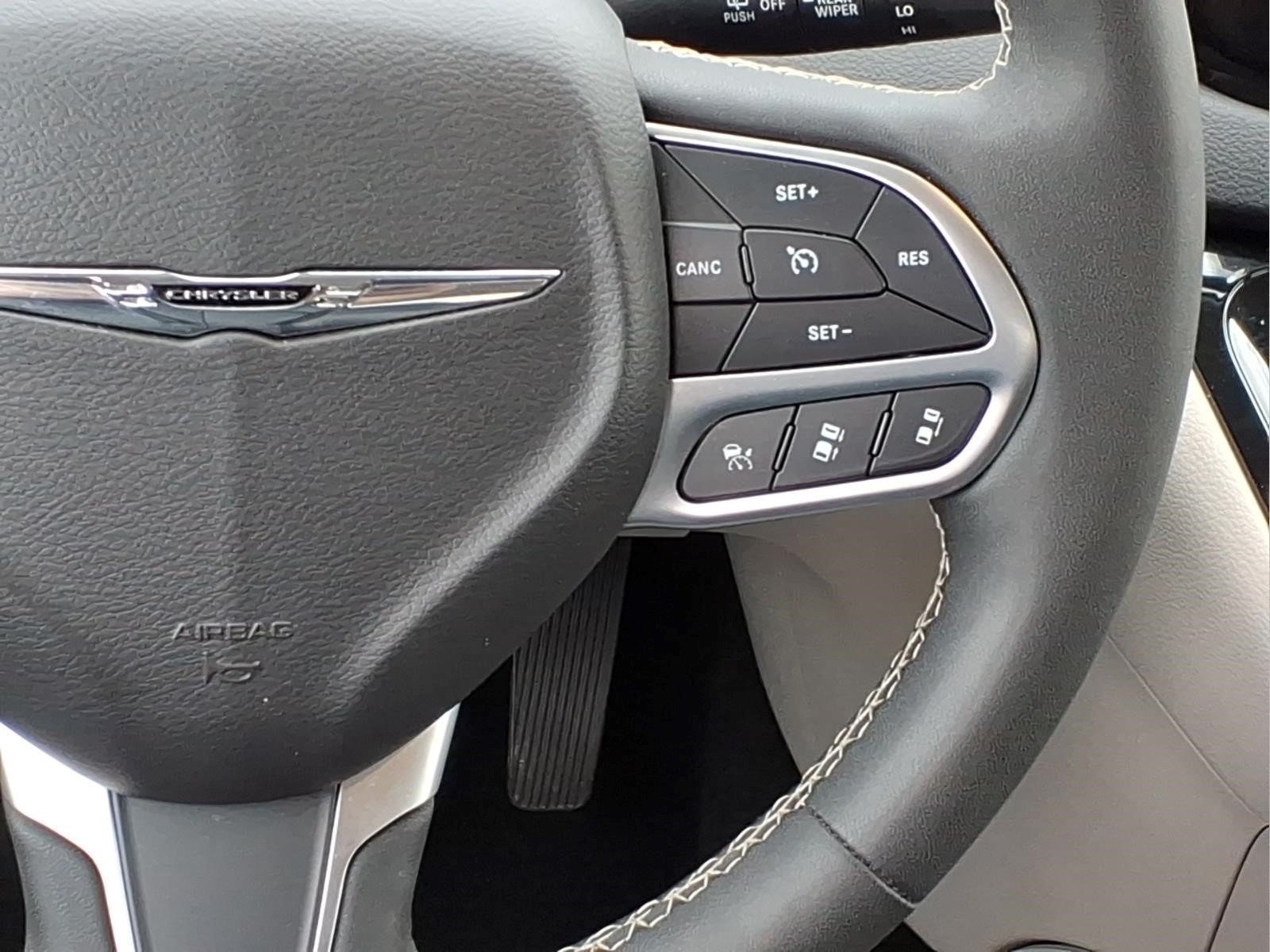 Used 2024 Chrysler Pacifica Touring-L FWD image 11