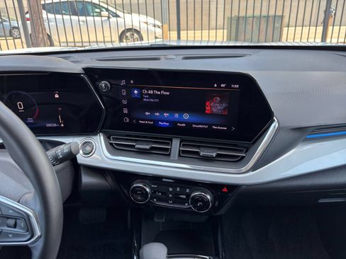 Used 2025 Chevrolet Trax LT w/ LT Convenience Package FWD image 17
