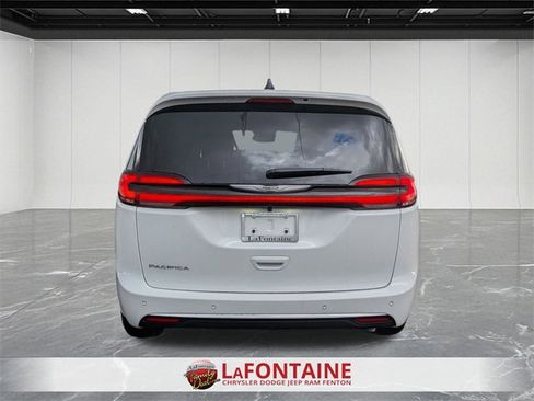 New 2026 Chrysler Pacifica Select image 4