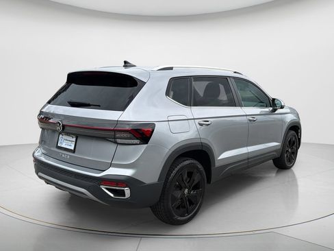 New 2026 Volkswagen Taos SE FWD image 5