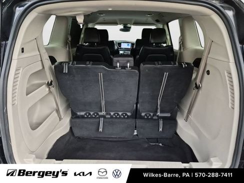 Used 2024 Chrysler Pacifica Touring-L FWD image 25