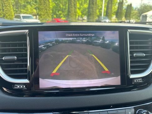 Used 2023 Chrysler Pacifica Touring-L FWD image 23