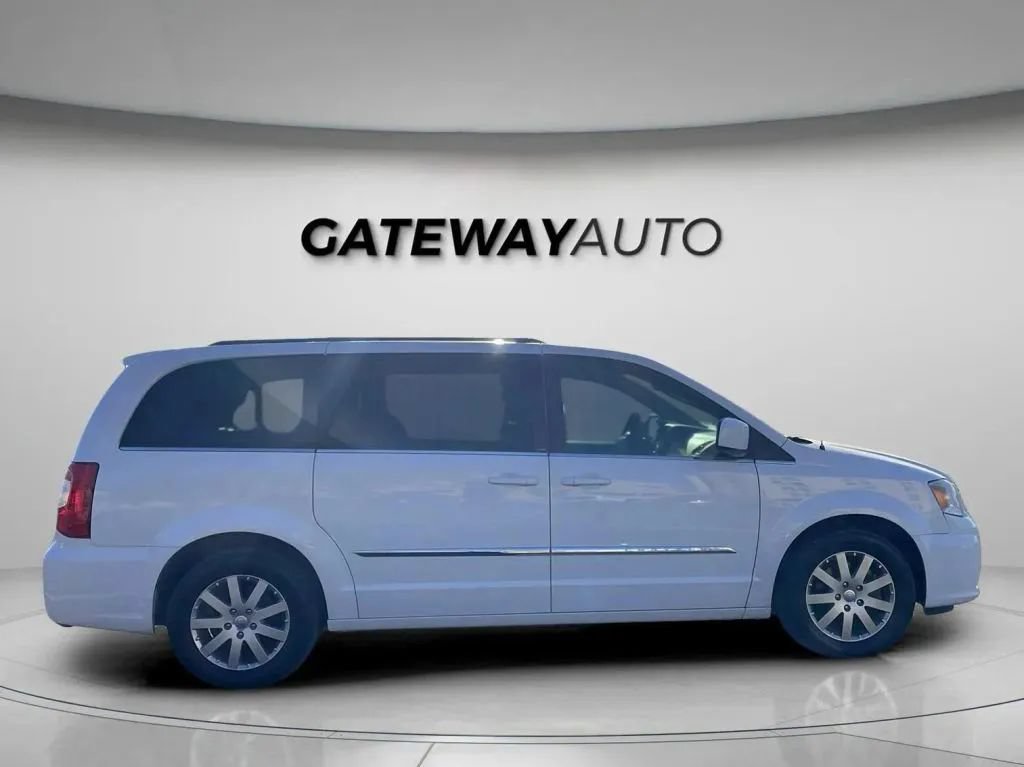 Used 2014 Chrysler Town & Country Touring FWD image 7