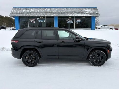 Used 2023 Jeep Grand Cherokee Limited w/ Luxury Tech Group II image 4