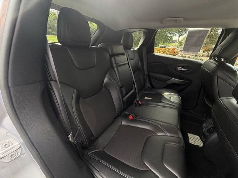 Used 2019 Jeep Cherokee Latitude Plus w/ Cold Weather Group AWD/4WD image 10