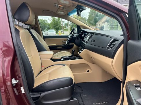 Used 2015 Kia Sedona EX FWD image 31