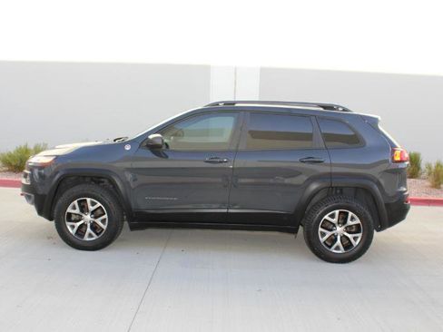Used 2017 Jeep Cherokee Trailhawk AWD/4WD image 8