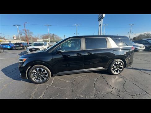 Used 2024 Kia Carnival EX image 5