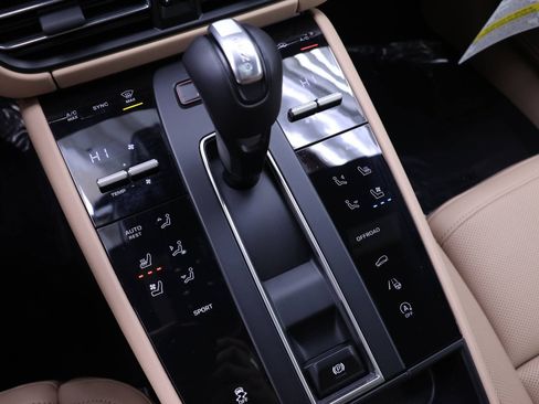 Used 2025 Porsche Macan image 15