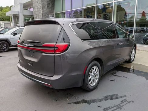 Used 2023 Chrysler Pacifica Touring-L FWD image 3