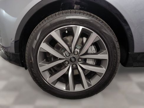 Certified 2025 Land Rover Discovery Dynamic SE image 10