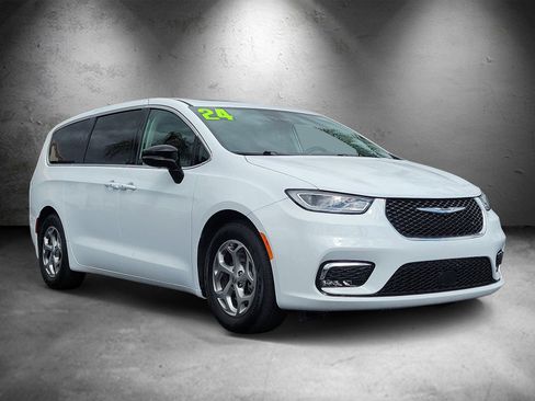 Used 2024 Chrysler Pacifica Limited FWD image 2