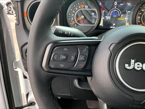 Used 2025 Jeep Gladiator Mojave AWD/4WD image 24