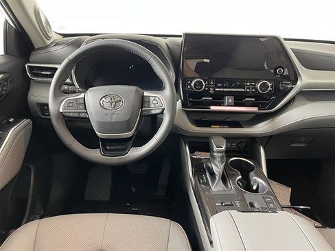 New 2026 Toyota Highlander Platinum AWD/4WD image 14