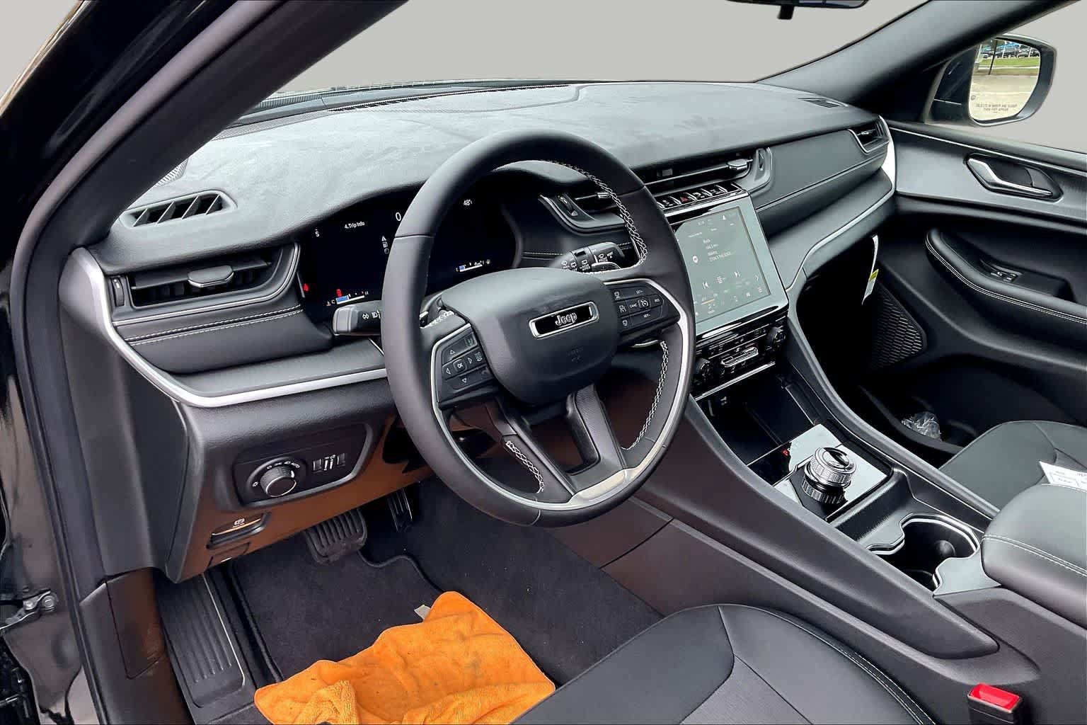 New 2025 Jeep Grand Cherokee Laredo X w/ Luxury Tech Group I AWD/4WD image 8