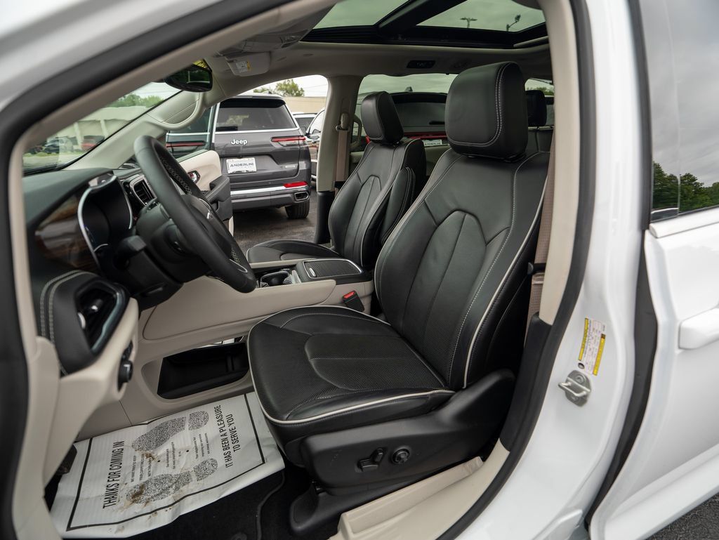 Used 2024 Chrysler Pacifica Limited w/ Trailer Tow Group FWD image 23
