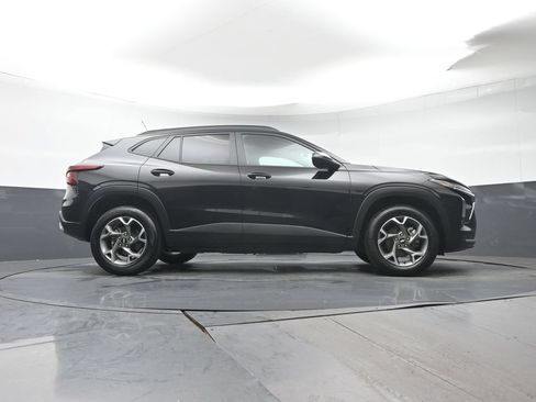 Used 2025 Chevrolet Trax LT FWD image 33