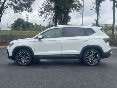 New 2026 Volkswagen Taos SE FWD image 4