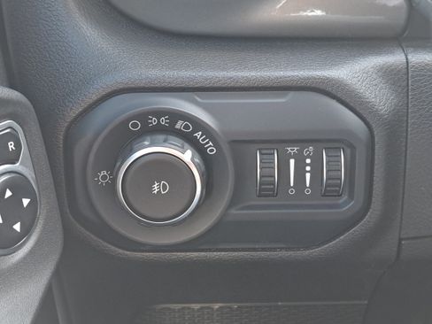 Used 2018 Jeep Wrangler Unlimited Sahara w/ LED Lighting Group image 30