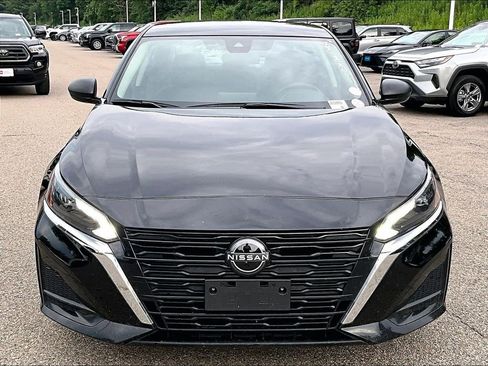 Used 2025 Nissan Altima 2.5 SV FWD image 2
